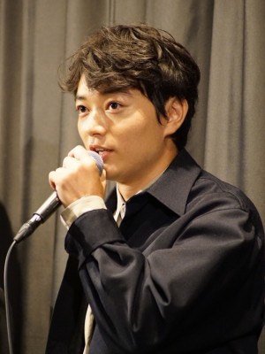 『きみの鳥はうたえる』初日舞台挨拶に登場した染谷将太