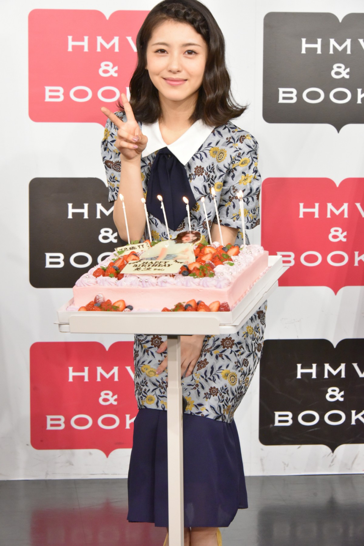 18歳を迎えた浜辺美波、高校最後の夏の思い出は「担任の先生」