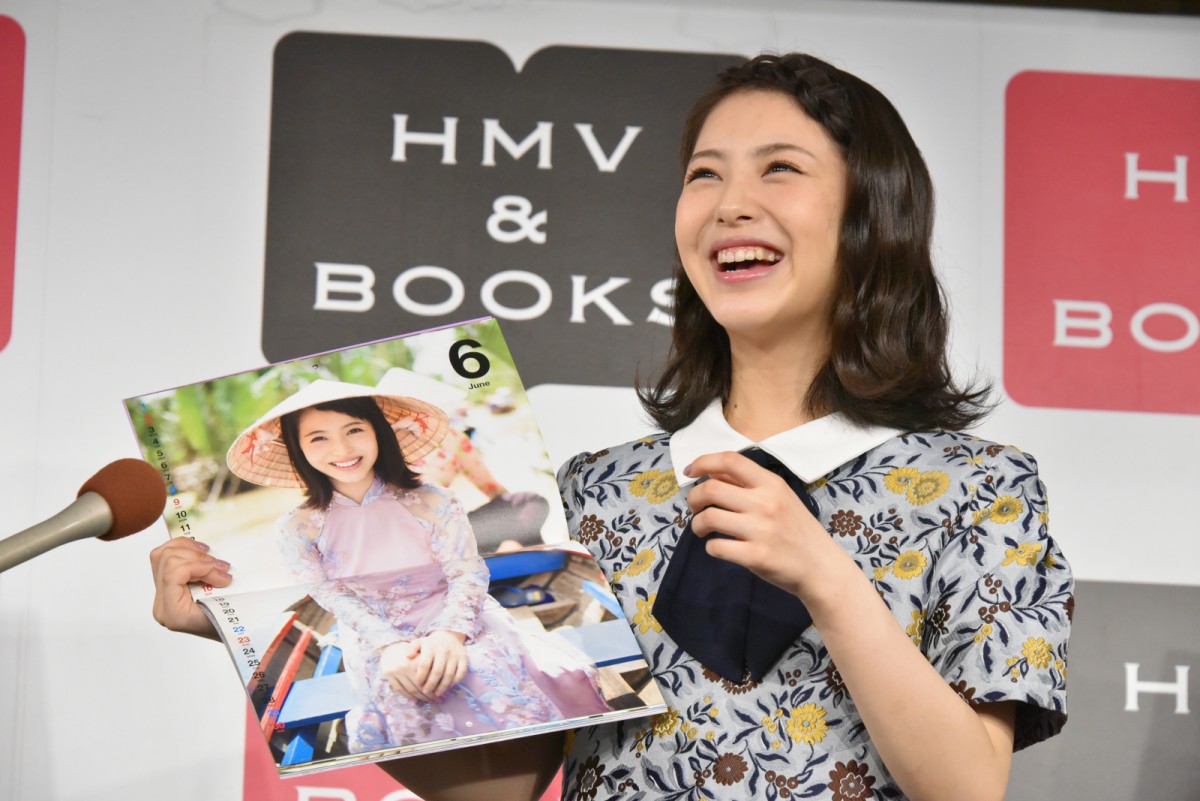 18歳を迎えた浜辺美波、高校最後の夏の思い出は「担任の先生」