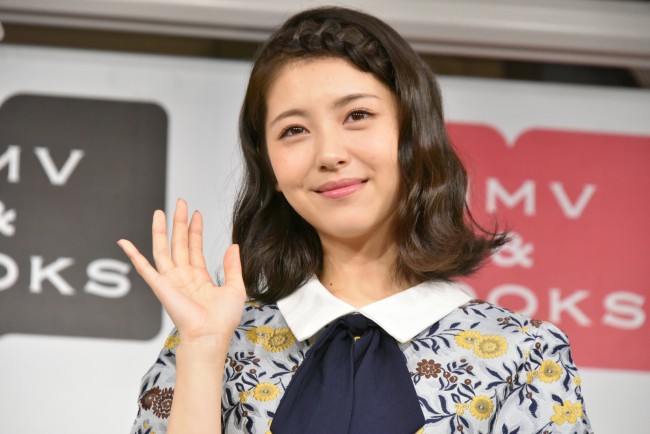 『2019カレンダーブック』発売記念イベントに出席した浜辺美波