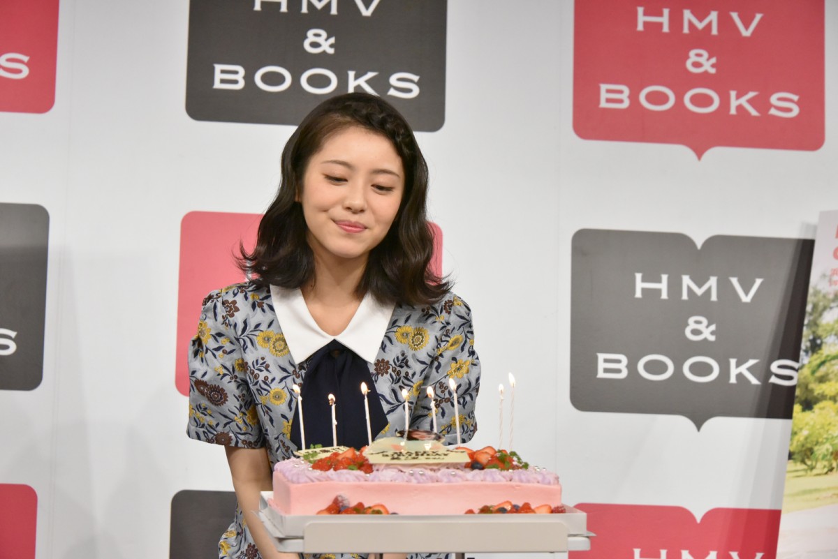 18歳を迎えた浜辺美波、高校最後の夏の思い出は「担任の先生」
