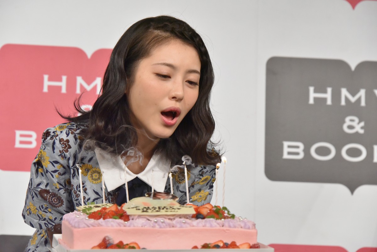18歳を迎えた浜辺美波、高校最後の夏の思い出は「担任の先生」