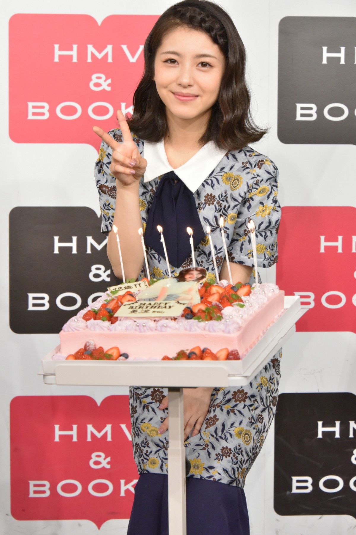 18歳を迎えた浜辺美波、高校最後の夏の思い出は「担任の先生」