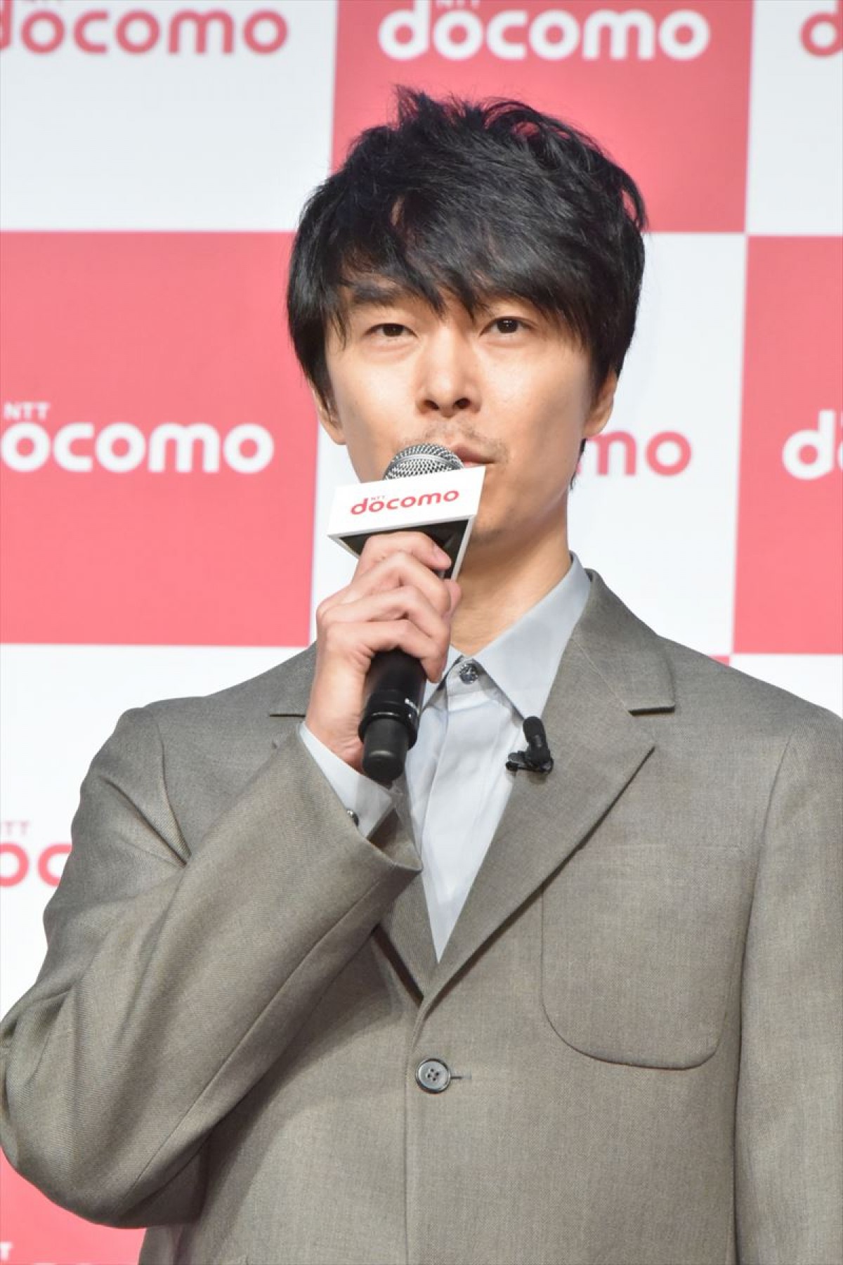 長谷川博己、新田真剣佑＆浜辺美波の輝きにボヤキ「一人だけオッサン」