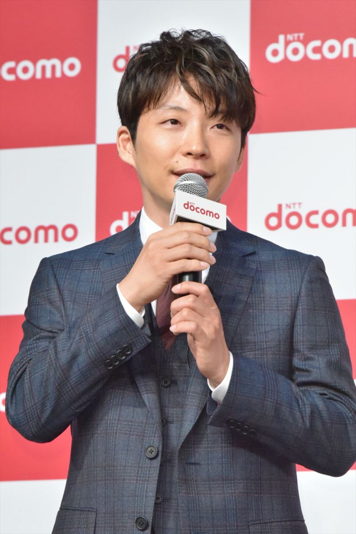 長谷川博己、新田真剣佑＆浜辺美波の輝きにボヤキ「一人だけオッサン」