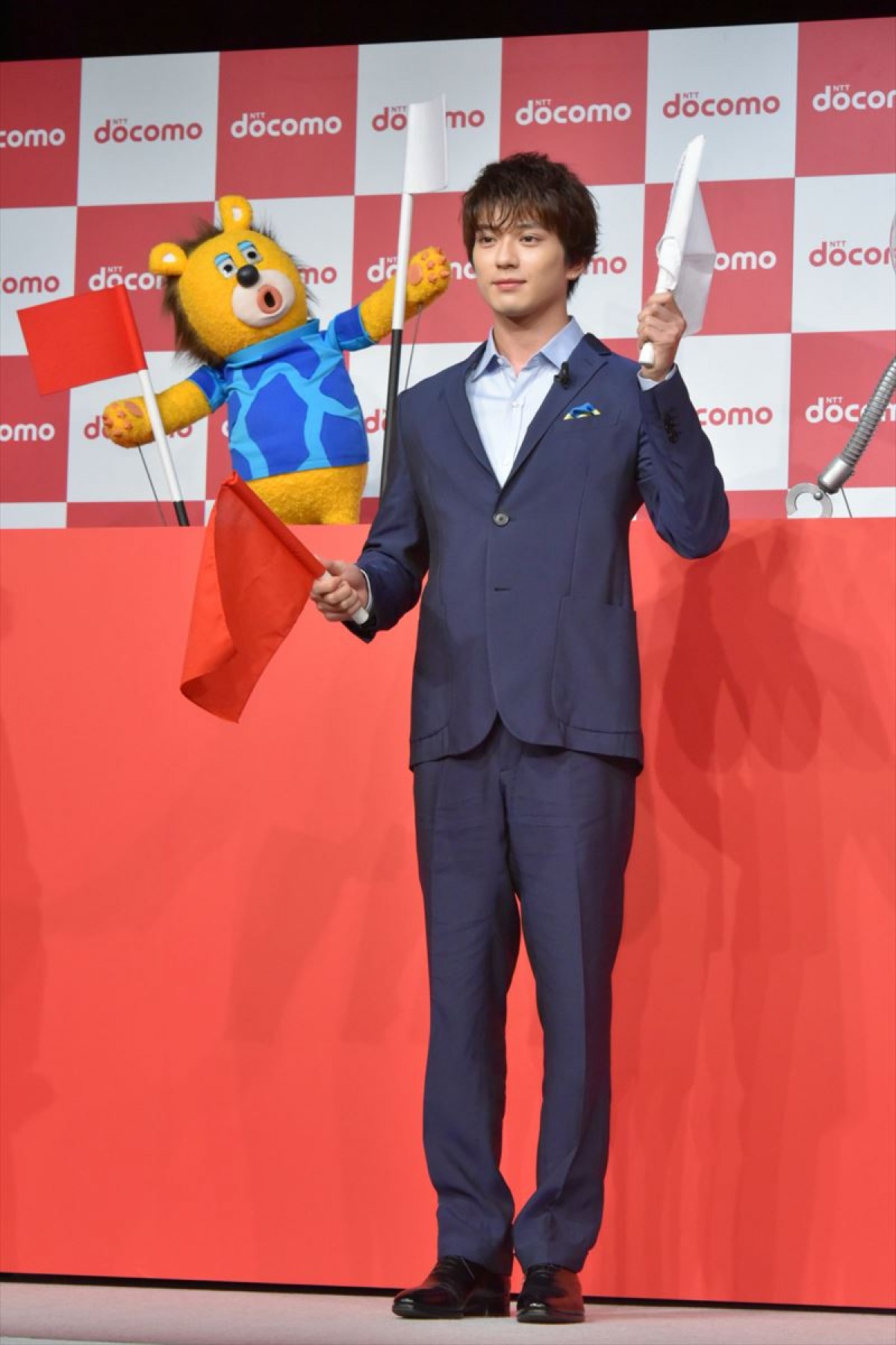長谷川博己、新田真剣佑＆浜辺美波の輝きにボヤキ「一人だけオッサン」