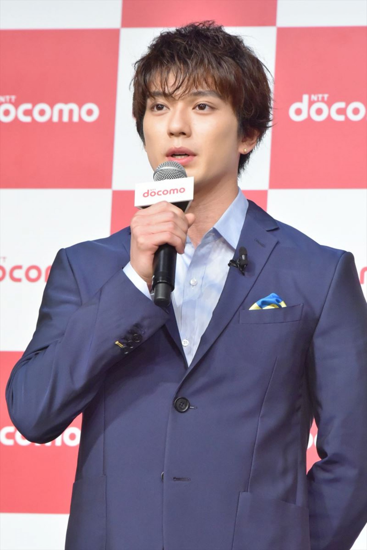 長谷川博己、新田真剣佑＆浜辺美波の輝きにボヤキ「一人だけオッサン」