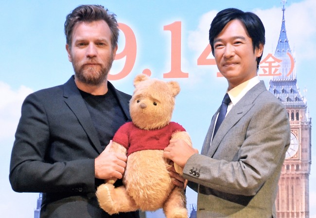 （左から）『プーと大人になった僕』ジャパンプレミアに登場したユアン・マクレガー、堺雅人