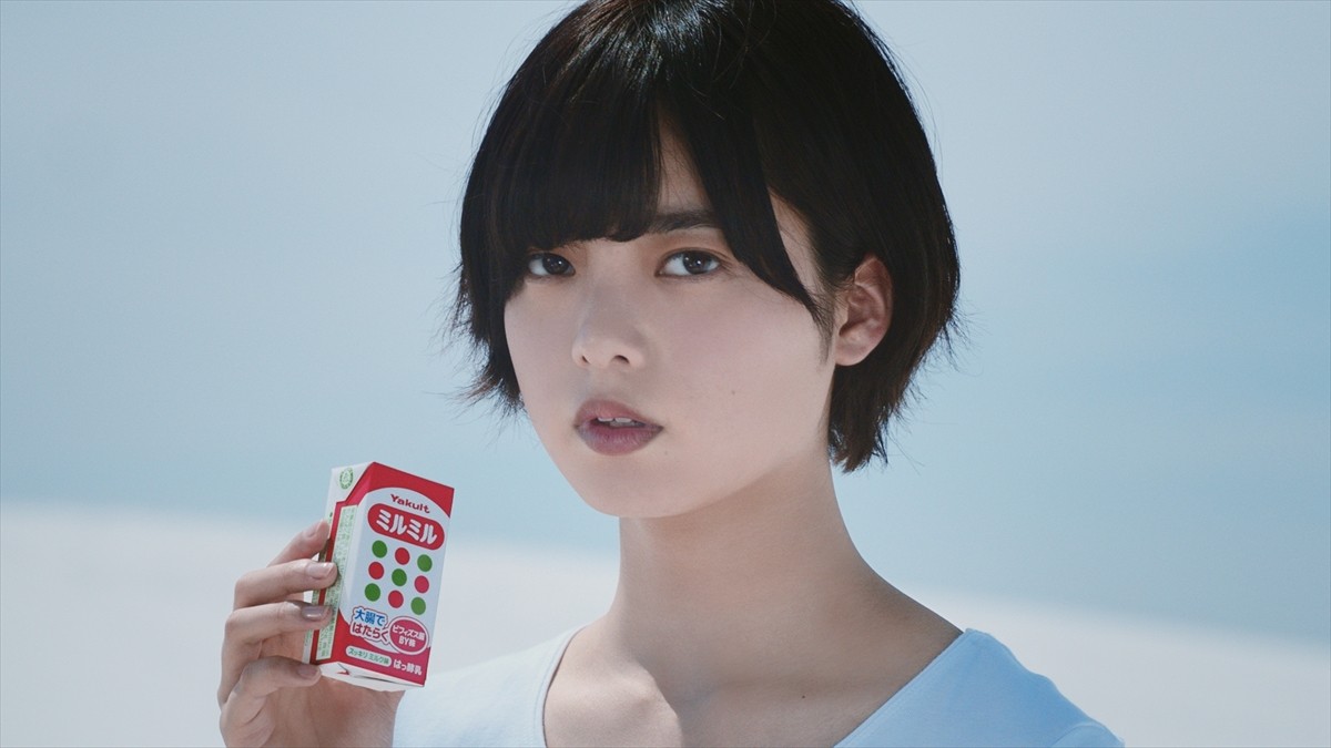 平手友梨奈、広大な砂漠に1人きり…強い眼差しが光る新CM解禁