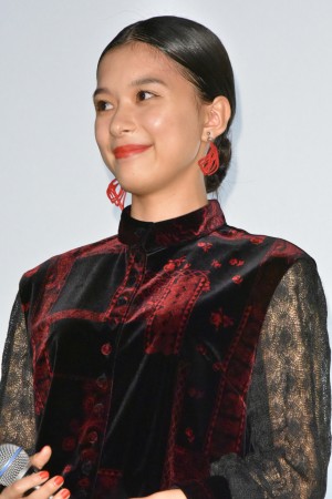 『累‐かさね‐』初日舞台挨拶に登壇した芳根京子