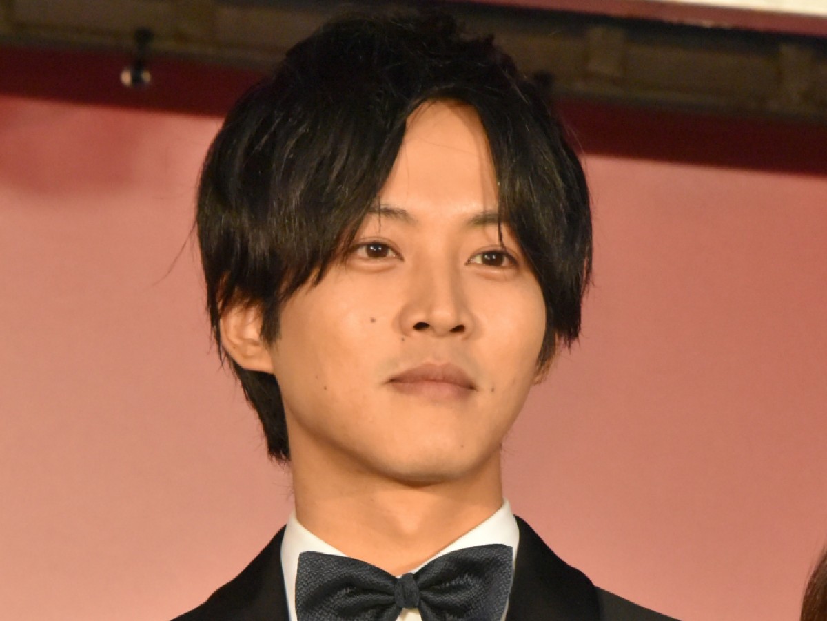 松坂桃李、トイレットペーパー爆買い風ショットに「生きてるだけで、かわいすぎる」の声