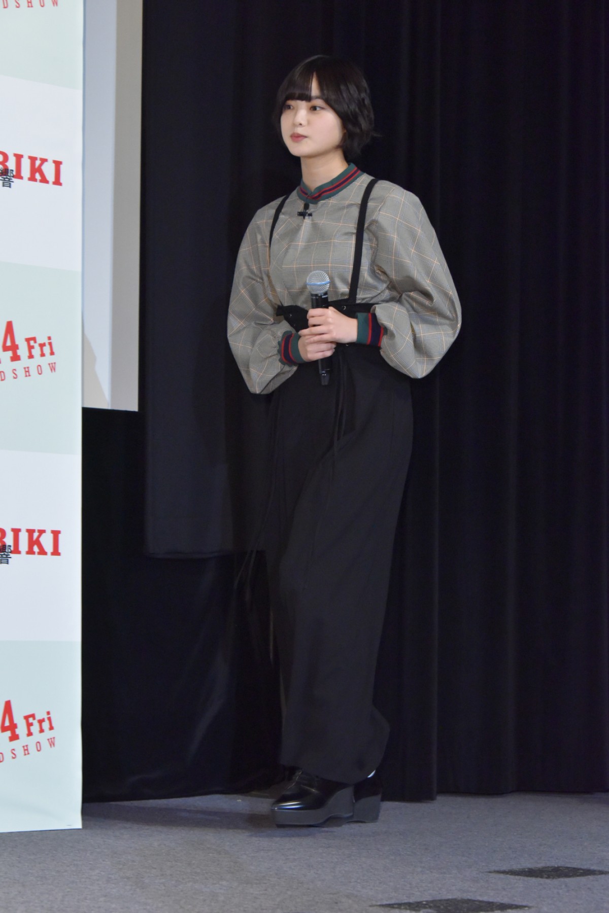 平手友梨奈、主演映画イベントへ元気に登場 “自転車練習”も告白