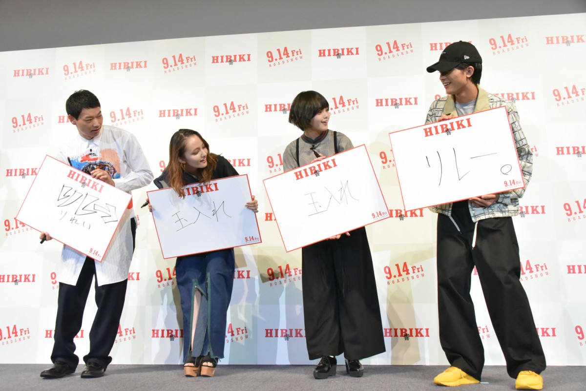 平手友梨奈、主演映画イベントへ元気に登場 “自転車練習”も告白
