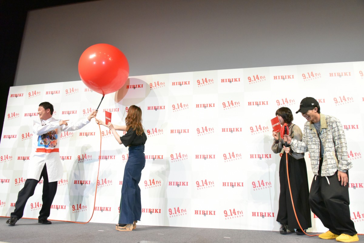 平手友梨奈、主演映画イベントへ元気に登場 “自転車練習”も告白