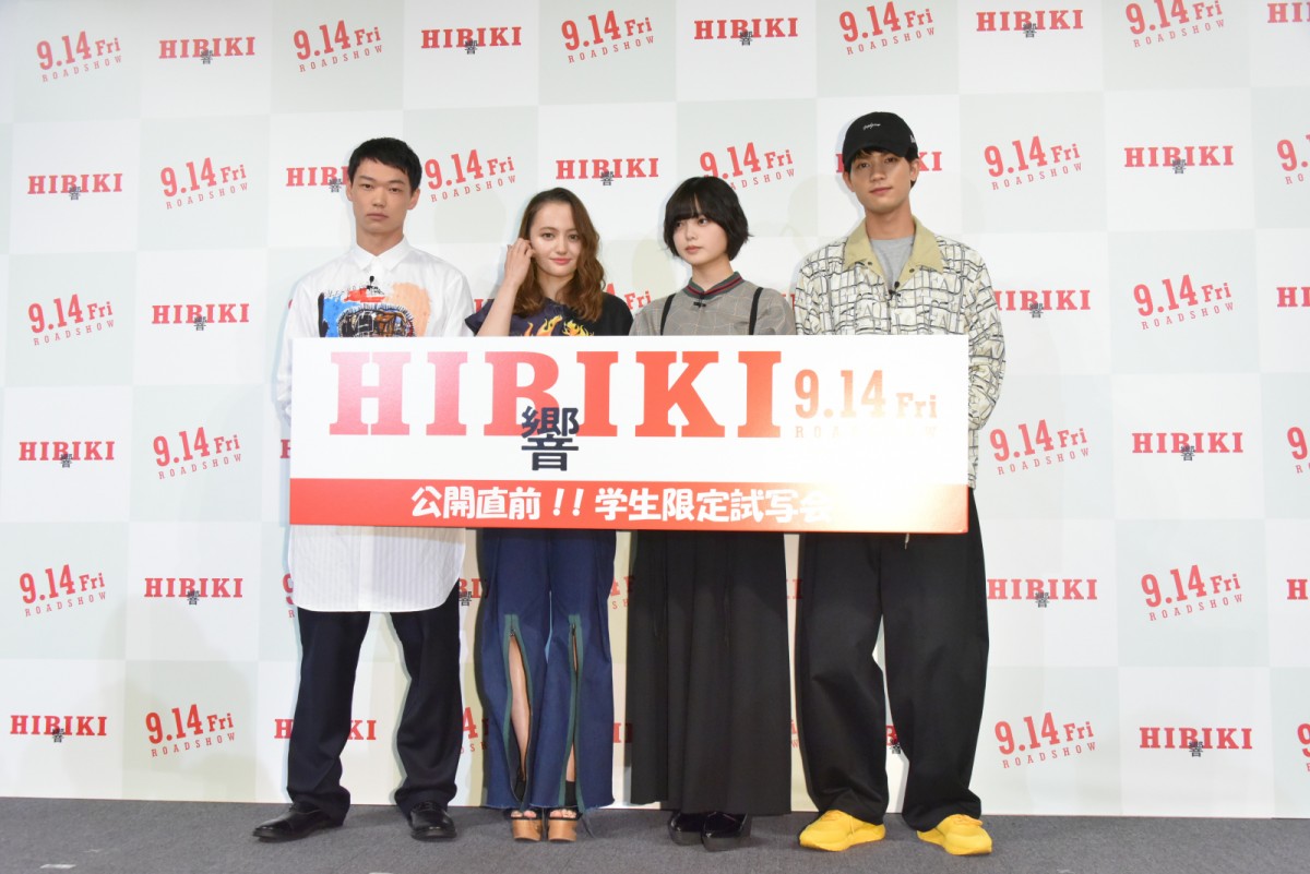 平手友梨奈、主演映画イベントへ元気に登場 “自転車練習”も告白