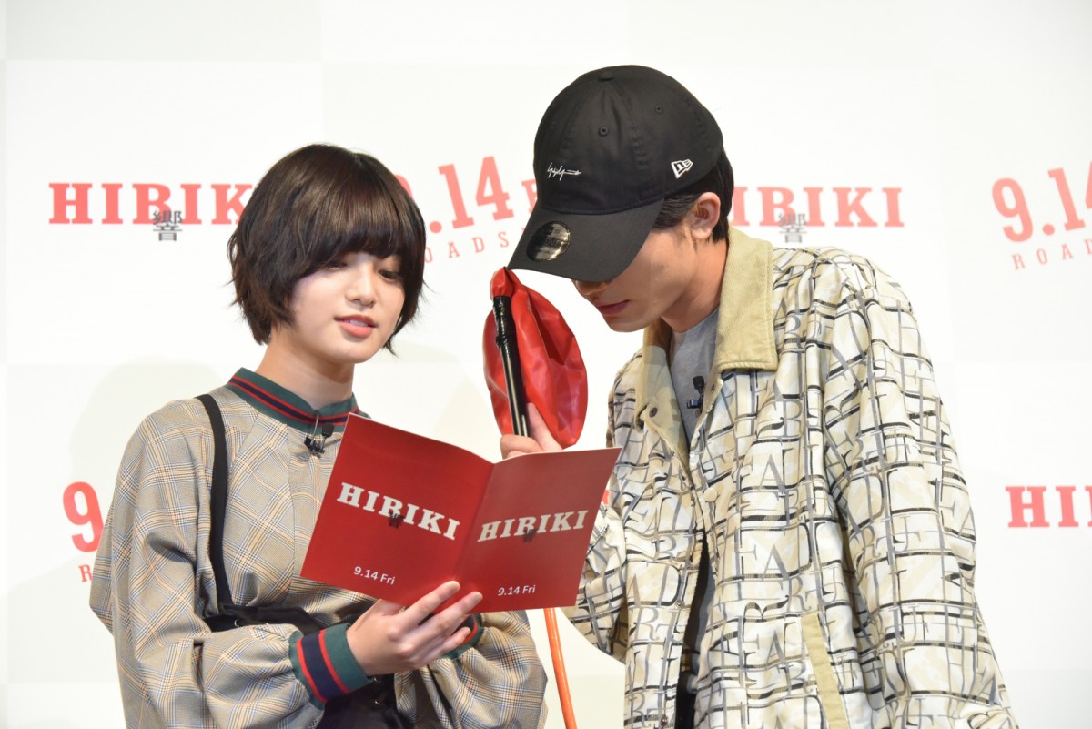 平手友梨奈、主演映画イベントへ元気に登場 “自転車練習”も告白