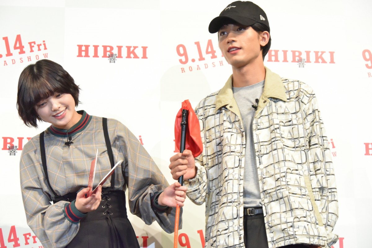 平手友梨奈、主演映画イベントへ元気に登場 “自転車練習”も告白