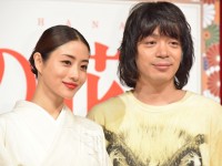 （左から）石原さとみ、峯田和伸