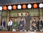 『昭和元禄落語心中』スタジオ取材会にて、左から制作統括の出水有三氏、篠井英介、竜星涼、岡田将生、山崎育三郎、大政絢、平田満