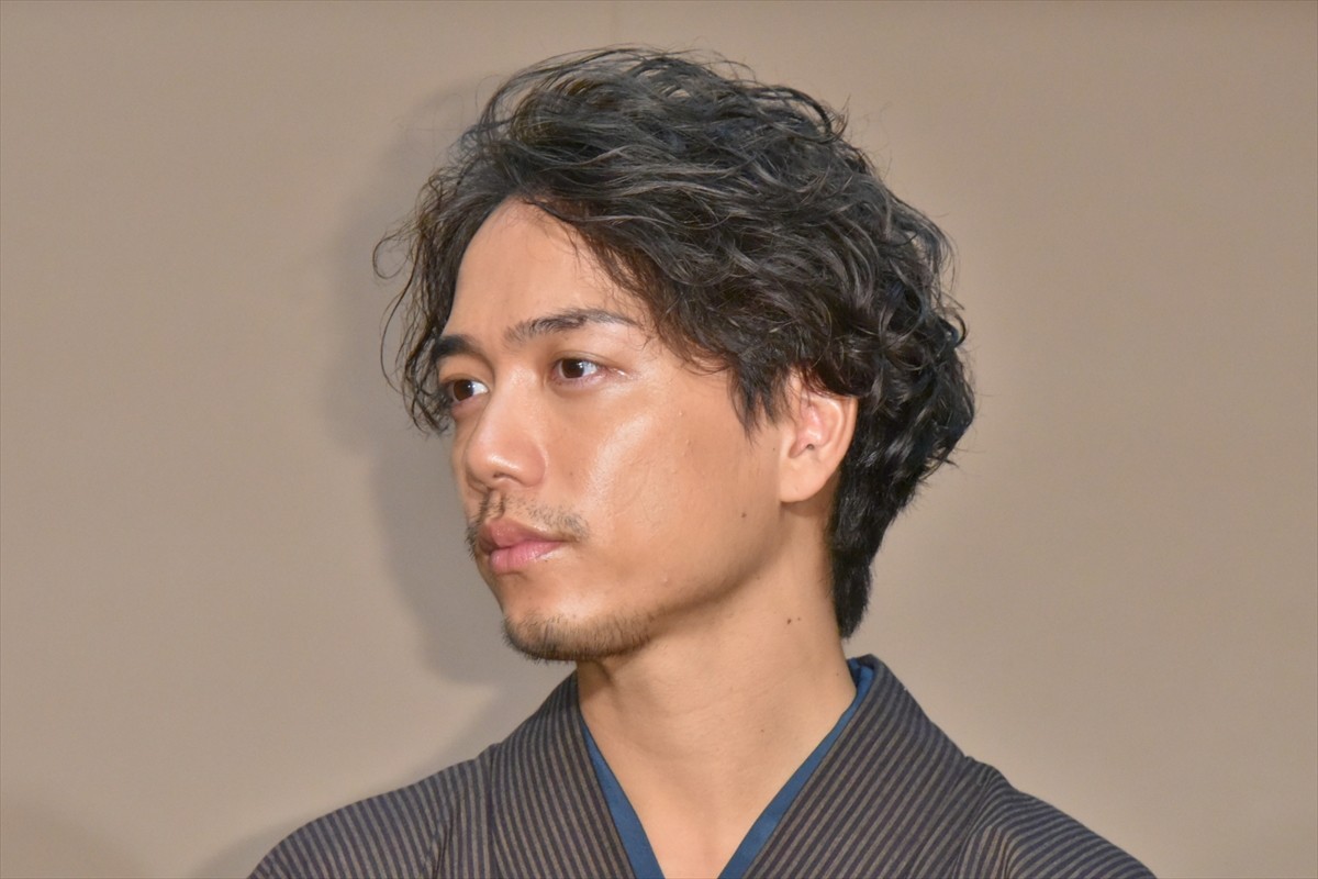 岡田将生、29歳の誕生日に“死神”をもらい戸惑う『昭和元禄落語心中』