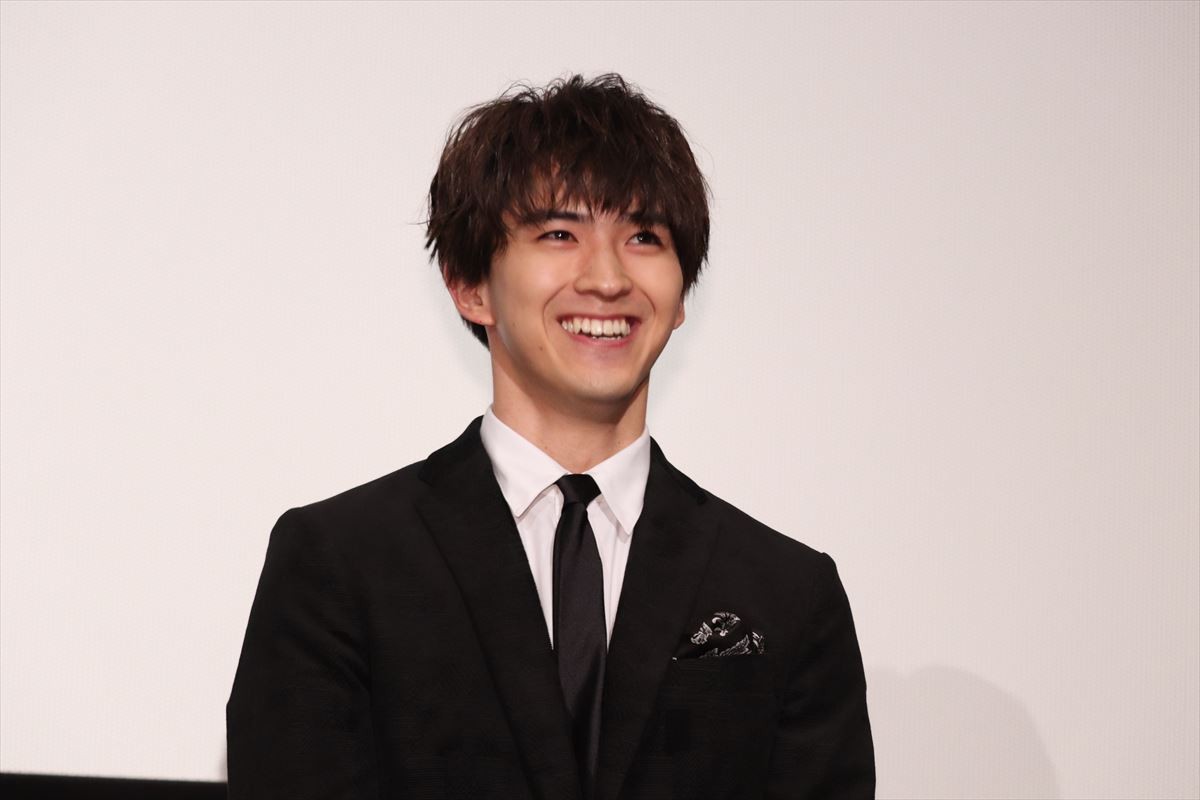 中川大志がエア壁ドン　男性キャスト陣の“愛の告白”にファン大興奮