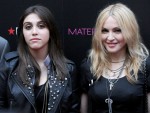 マドンナの娘ローデス・レオン、貝殻ブラでランウェイ・デビュー
