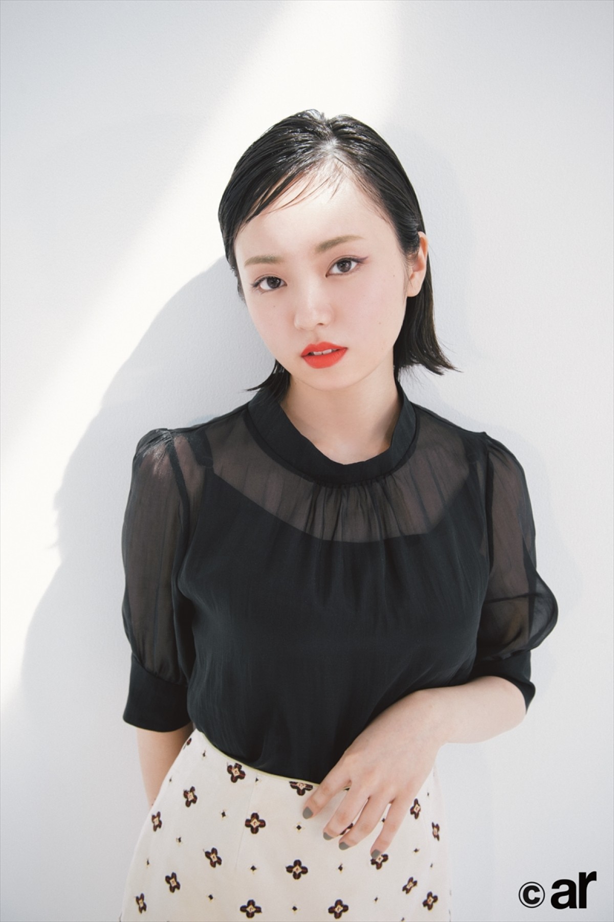 有村架純、色っぽい黒ドレスでオトナな雰囲気 「ar」最新号に登場