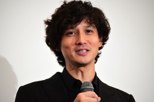 映画『きらきら眼鏡』公開初日舞台挨拶に登壇した安藤政信