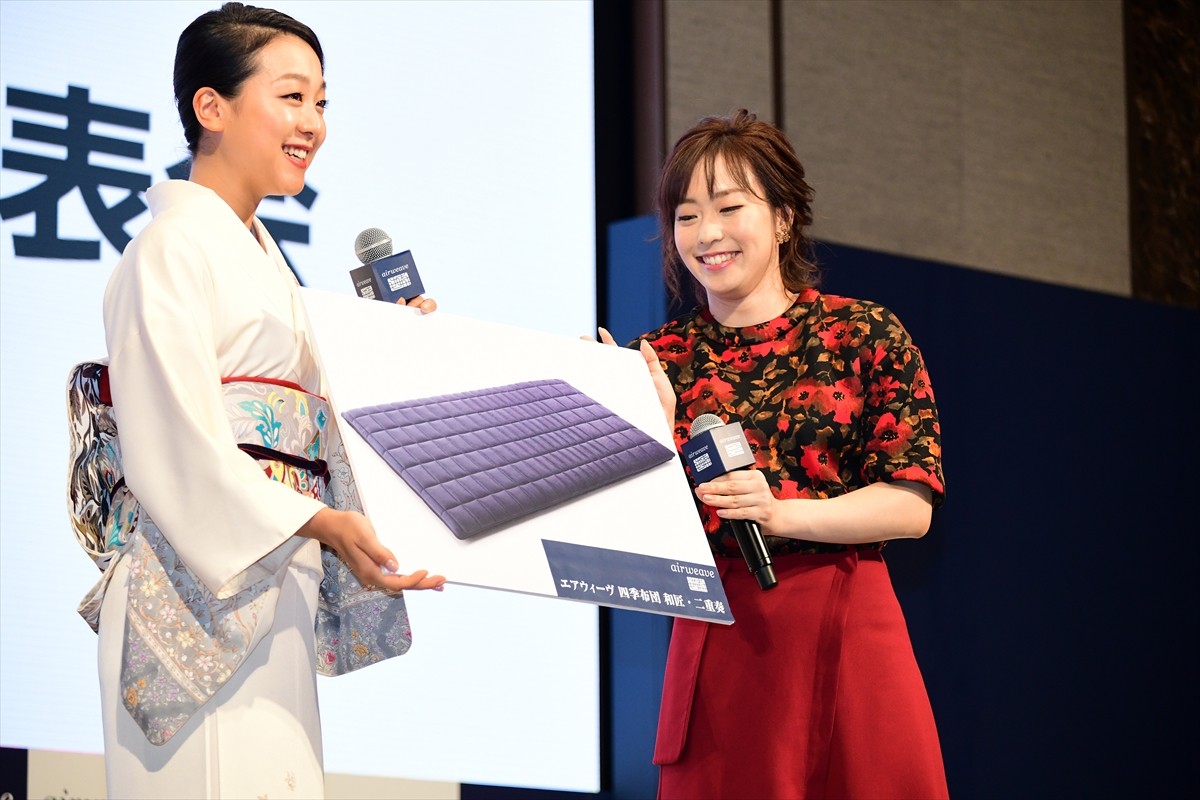 浅田真央、和装で登場！ 初対面の石川佳純は「思ったより小柄」