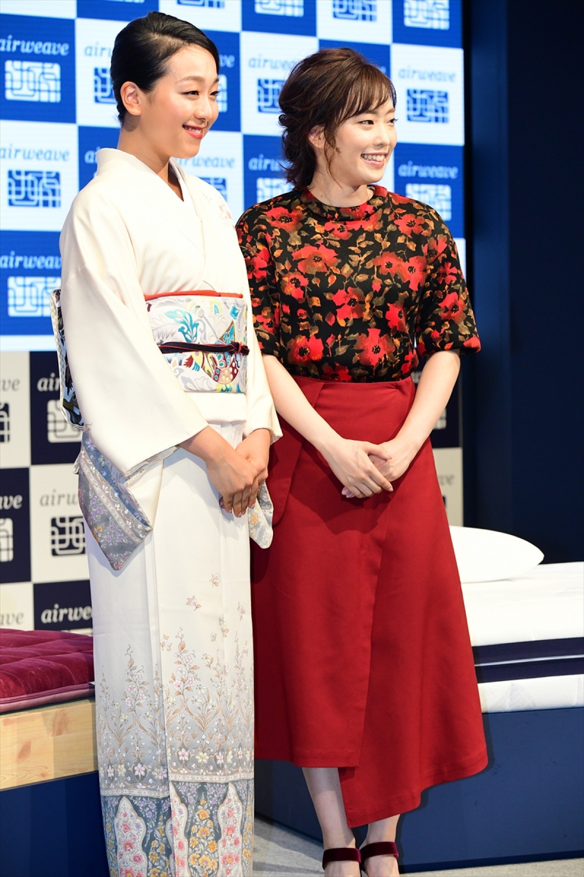 浅田真央、和装で登場！ 初対面の石川佳純は「思ったより小柄」