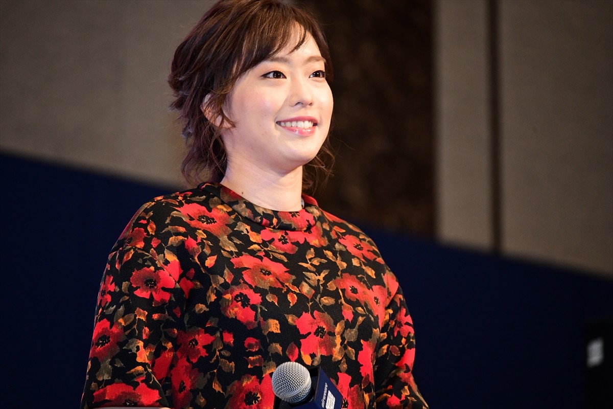 浅田真央、和装で登場！ 初対面の石川佳純は「思ったより小柄」