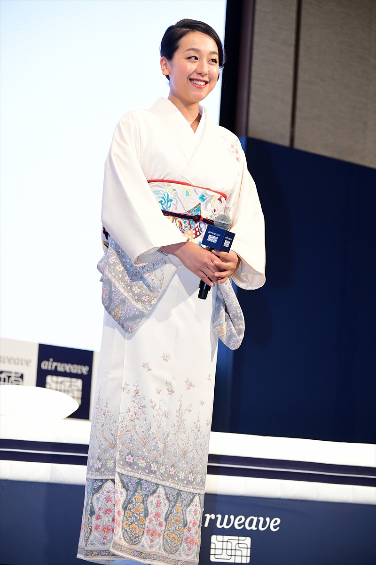 浅田真央、和装で登場！ 初対面の石川佳純は「思ったより小柄」