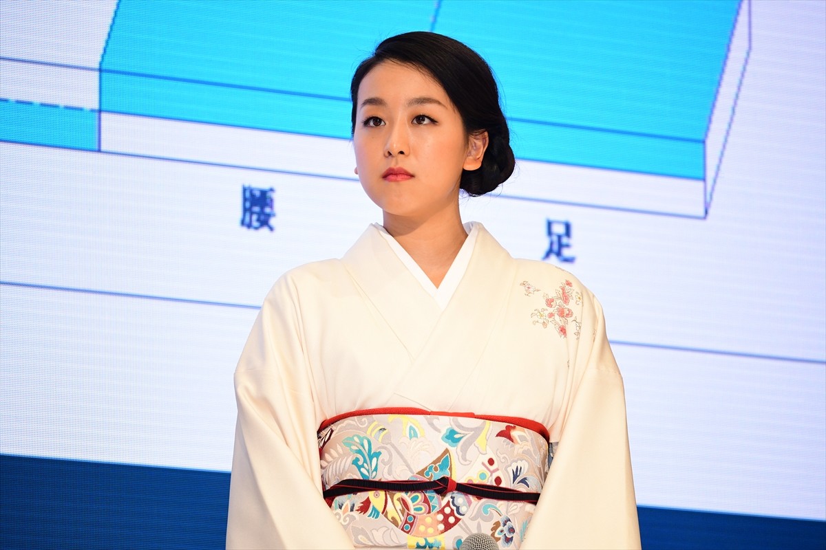 浅田真央、和装で登場！ 初対面の石川佳純は「思ったより小柄」