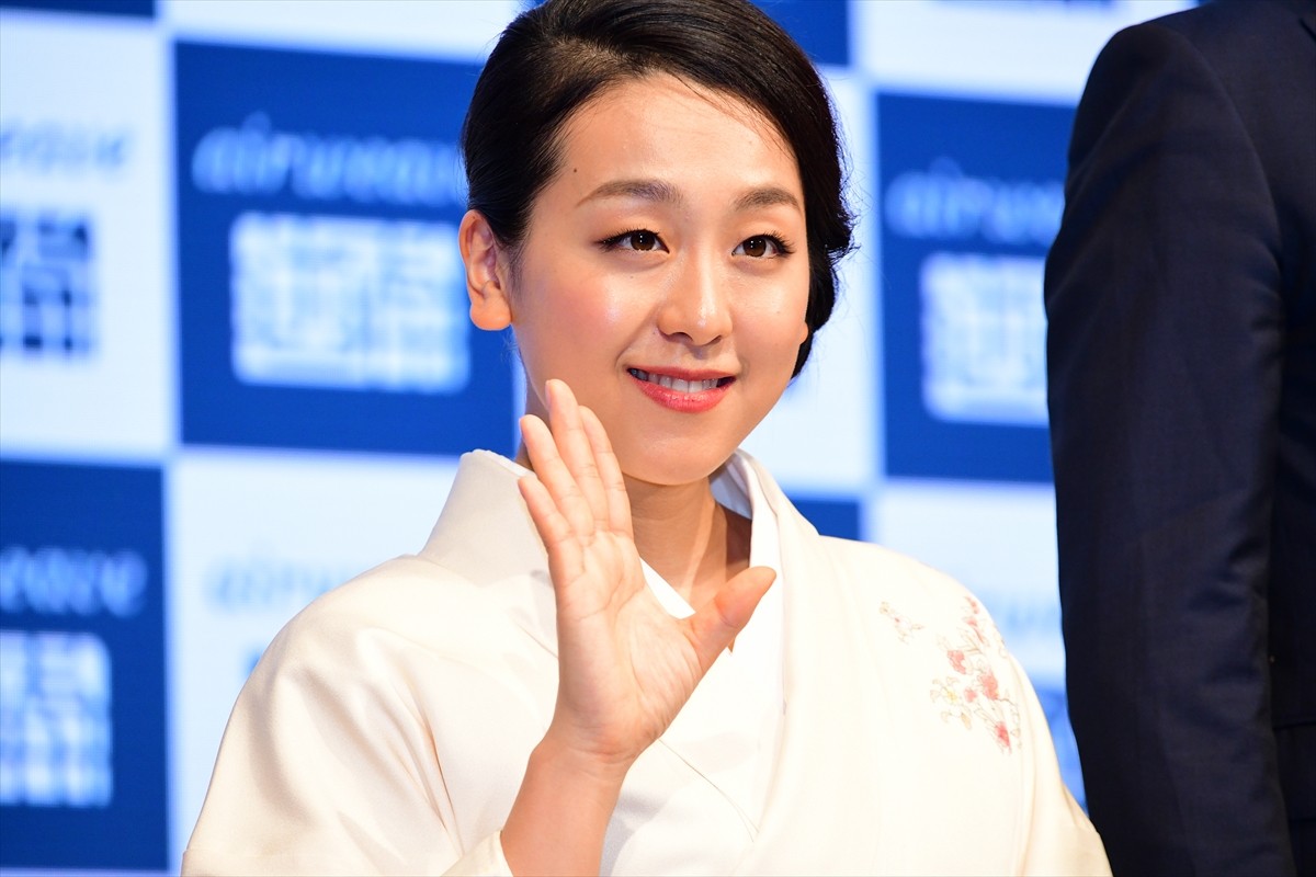 浅田真央、和装で登場！ 初対面の石川佳純は「思ったより小柄」