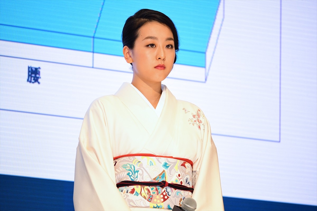 浅田真央、和装で登場！ 初対面の石川佳純は「思ったより小柄」