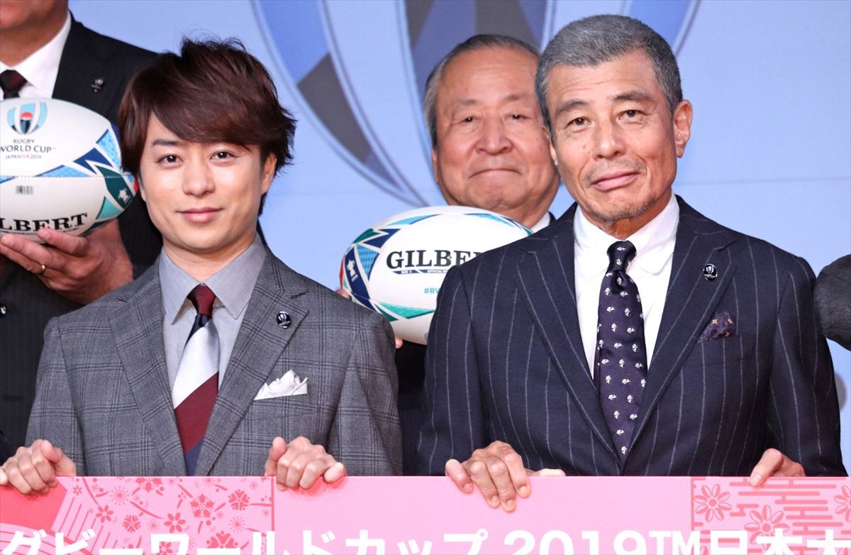 (左から)櫻井翔、舘ひろし