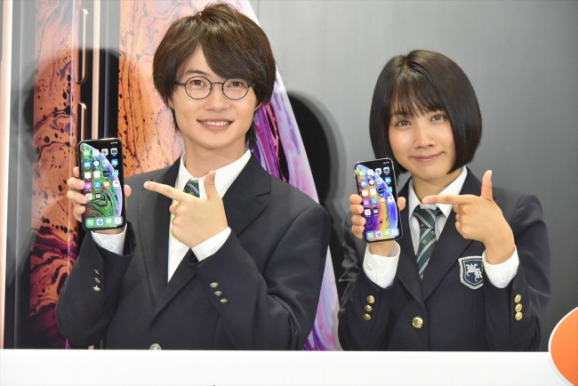 「iPhone XS／iPhone XS Max発売イベント」に登場した神木隆之介（左）、松本穂香（右）