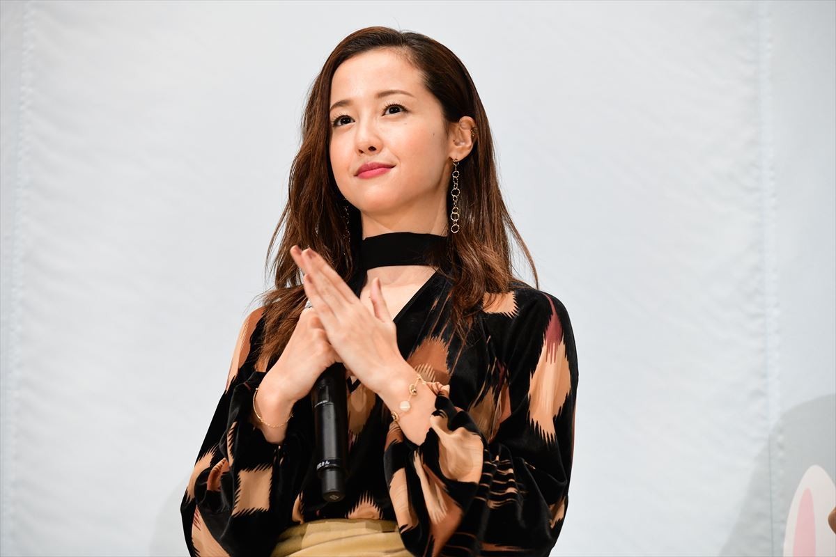 小泉今日子は「ツナグ女」 新婚の前田敦子は「猫といる女です」