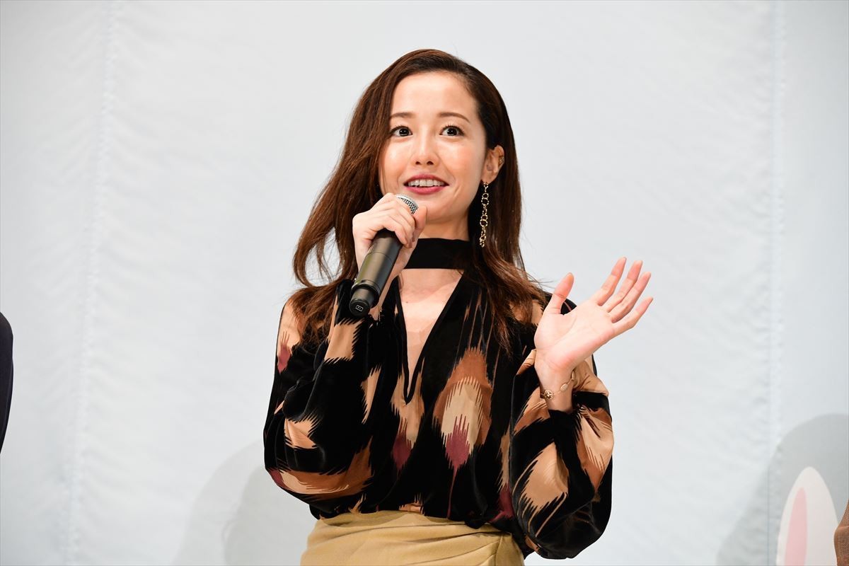 小泉今日子は「ツナグ女」 新婚の前田敦子は「猫といる女です」
