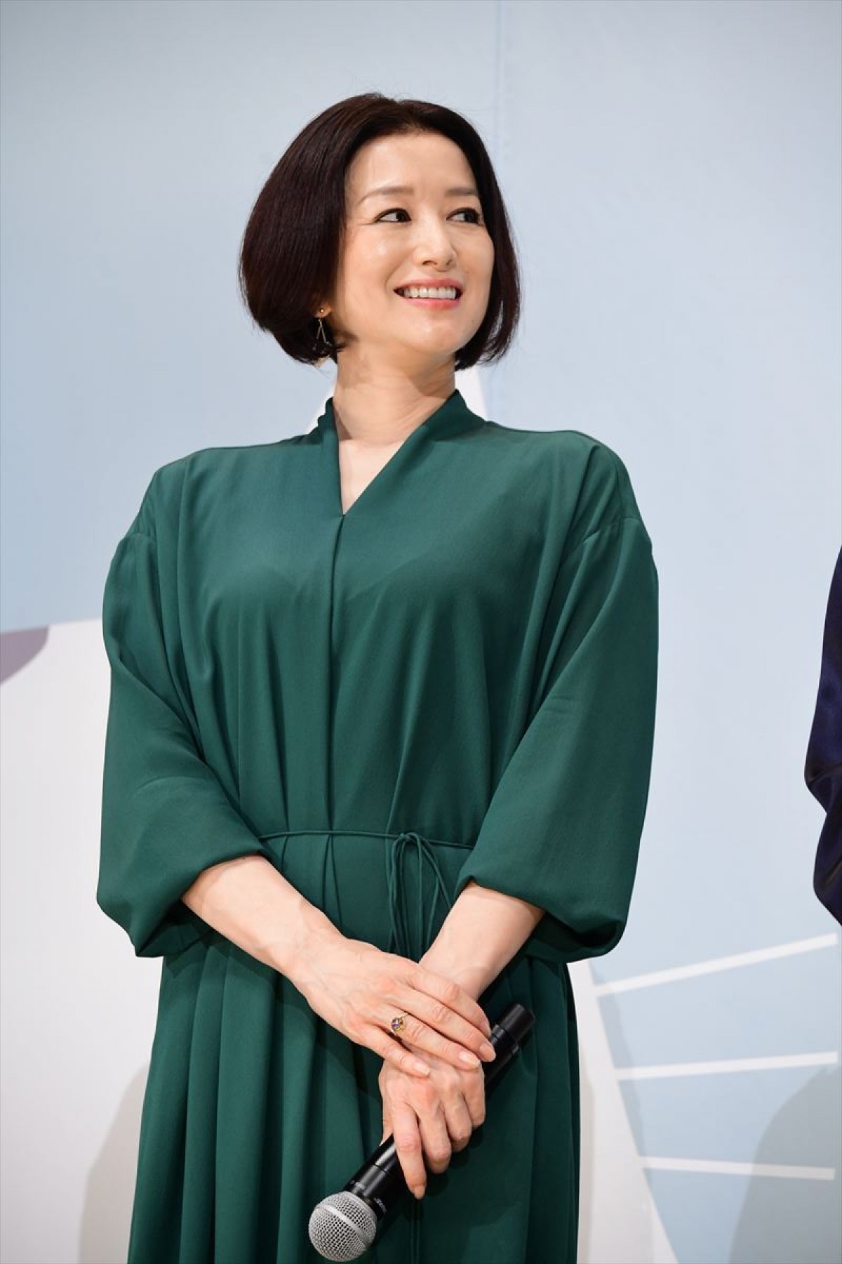 小泉今日子は「ツナグ女」 新婚の前田敦子は「猫といる女です」