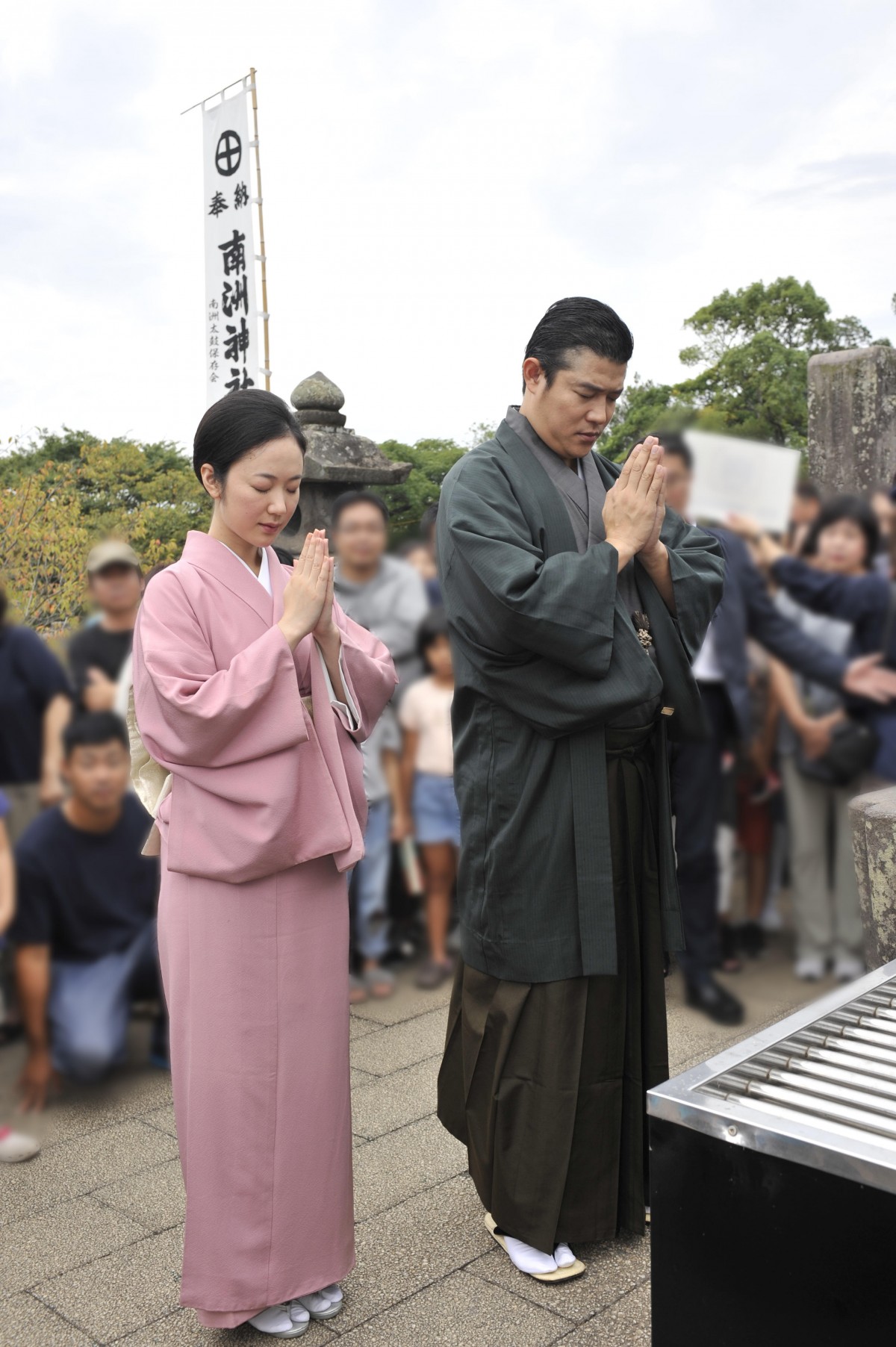 鈴木亮平＆黒木華、命日に西郷隆盛の墓参り　明治編に向け「気持ち新た」