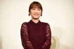 映画『恋のしずく』完成披露舞台挨拶イベントに登壇した川栄李奈