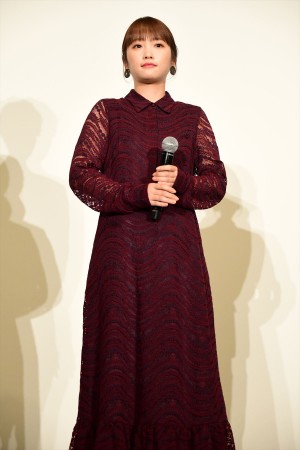 映画『恋のしずく』完成披露舞台挨拶イベントに登壇した川栄李奈