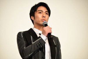 映画『恋のしずく』完成披露舞台挨拶イベントに登壇した小野塚勇人