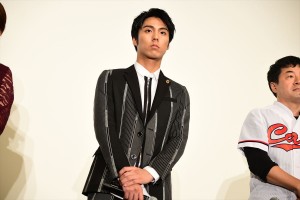 映画『恋のしずく』完成披露舞台挨拶イベントに登壇した小野塚勇人