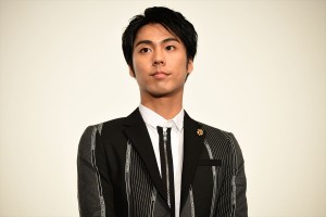 映画『恋のしずく』完成披露舞台挨拶イベントに登壇した小野塚勇人