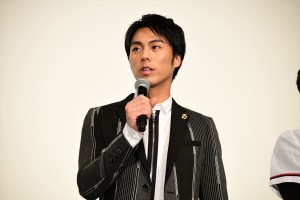 映画『恋のしずく』完成披露舞台挨拶イベントに登壇した小野塚勇人