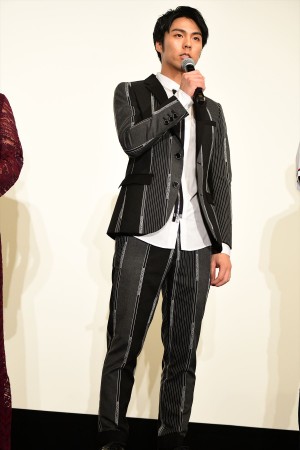 映画『恋のしずく』完成披露舞台挨拶イベントに登壇した小野塚勇人