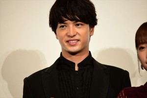 映画『恋のしずく』完成披露舞台挨拶イベントに登壇した中村優一