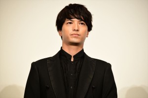 映画『恋のしずく』完成披露舞台挨拶イベントに登壇した中村優一